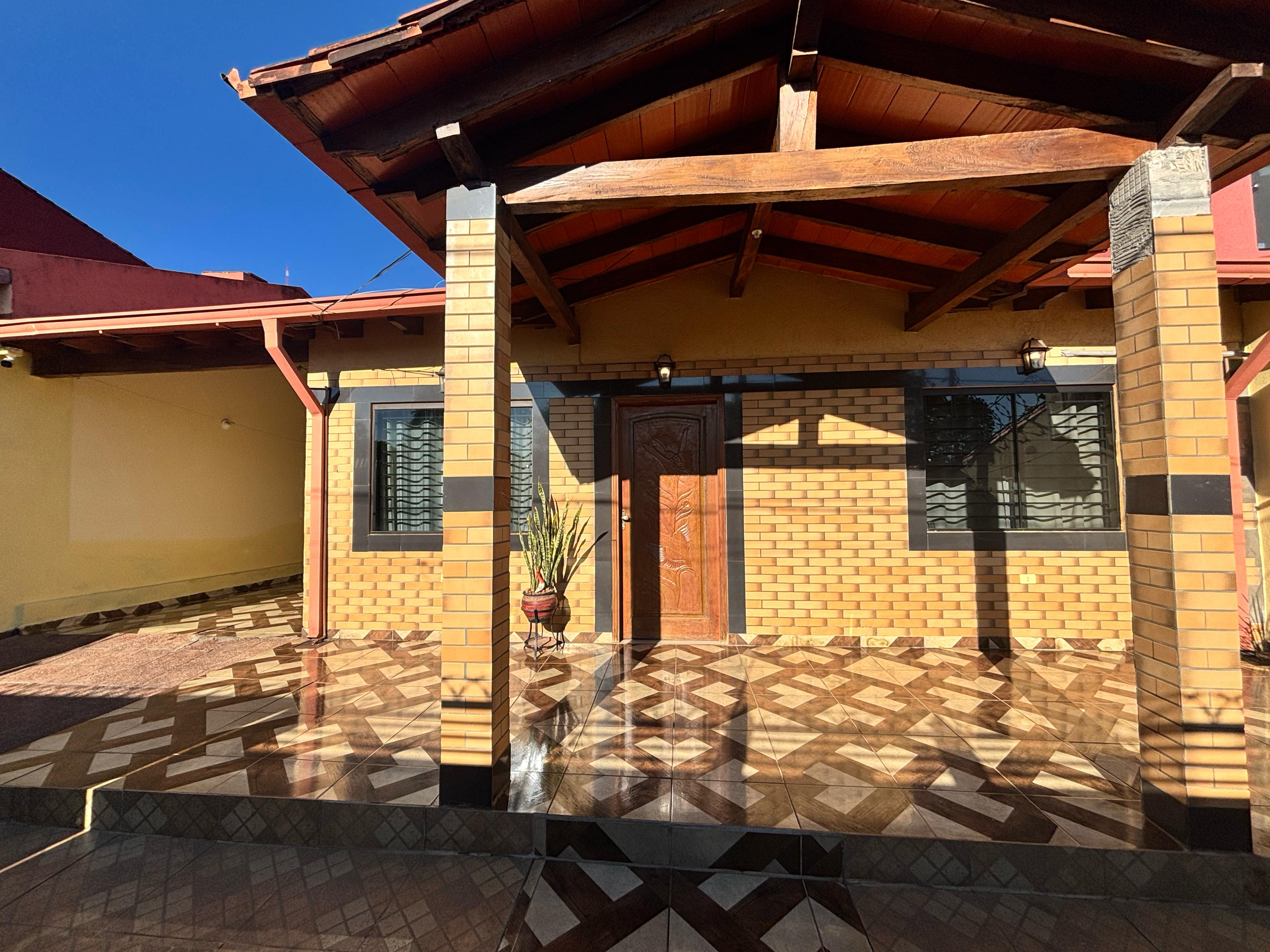 Casa en alquiler en Villa Elisa